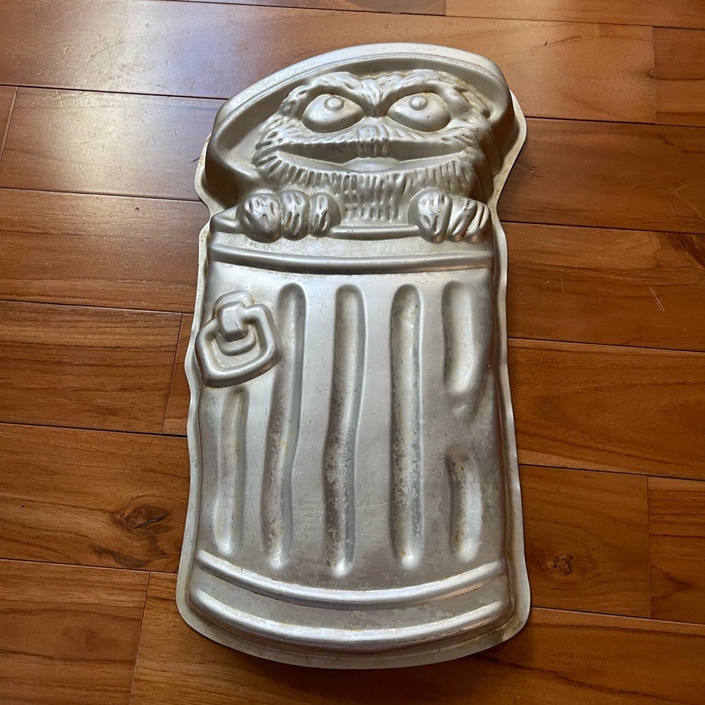 Vintage Wilton Oscar the Grouch character shaped cake pan - Sesame Street